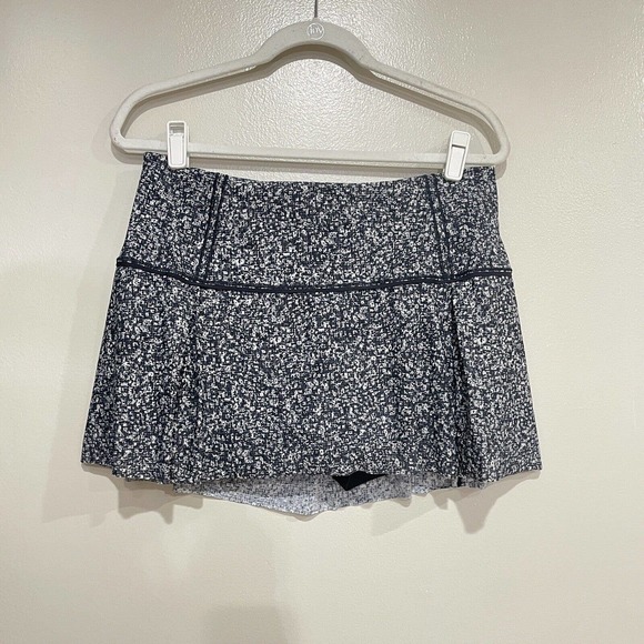 Lululemon skirt 10 Lost in Pace skirt Daisy Dust Alpine White Black regular 13" - Picture 1 of 7